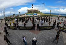 Manifestação pela volta dos eventos e ajuda para profissionais do setor ocupou o Farol da Barra, em Salvador