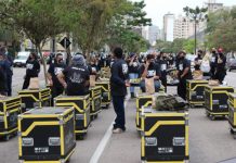 Profissionais de eventos de Curitiba realizam passeata com cases