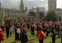 Manifestação com mais de mil profissionais da indústria de eventos em frente ao parlamento inglês