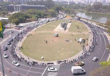 Milhares de profissionais lotam novamente São Paulo em busca de auxílio e volta dos eventos