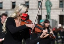 Mais de 400 músicos realizam “concerto-protesto” em frente ao parlamento inglês em busca de apoio financeiro
