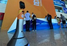 Empresa apresenta novos robôs para feiras de negócios