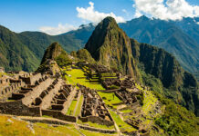 Peru participa da WTM LA 2025 com estande inspirado nas construções pré-hispânicas