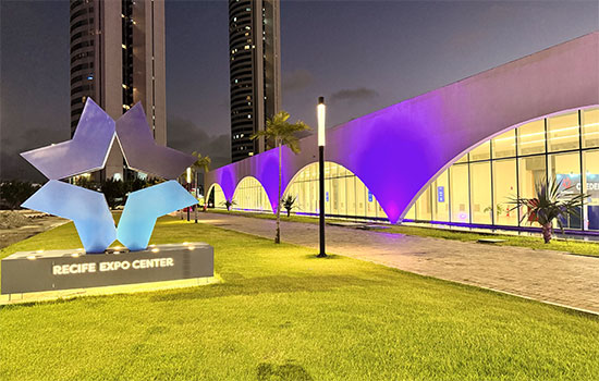 Recife Expo Center se ilumina de roxo em fevereiro em apoio à conscientização sobre lúpus e Alzheimer