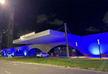 Recife Expo Center ilumina fachada de azul escuro em apoio à prevenção do câncer colorretal