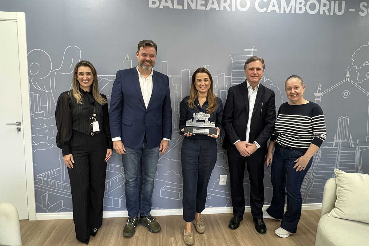 Expocentro entrega à prefeita de Balneário Camboriú troféu que simboliza 1 milhão de visitantes em quatro anos